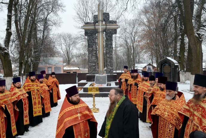 Соборная лития у памятного знака пострадавшим за веру во Христа в годы гонений и репрессий