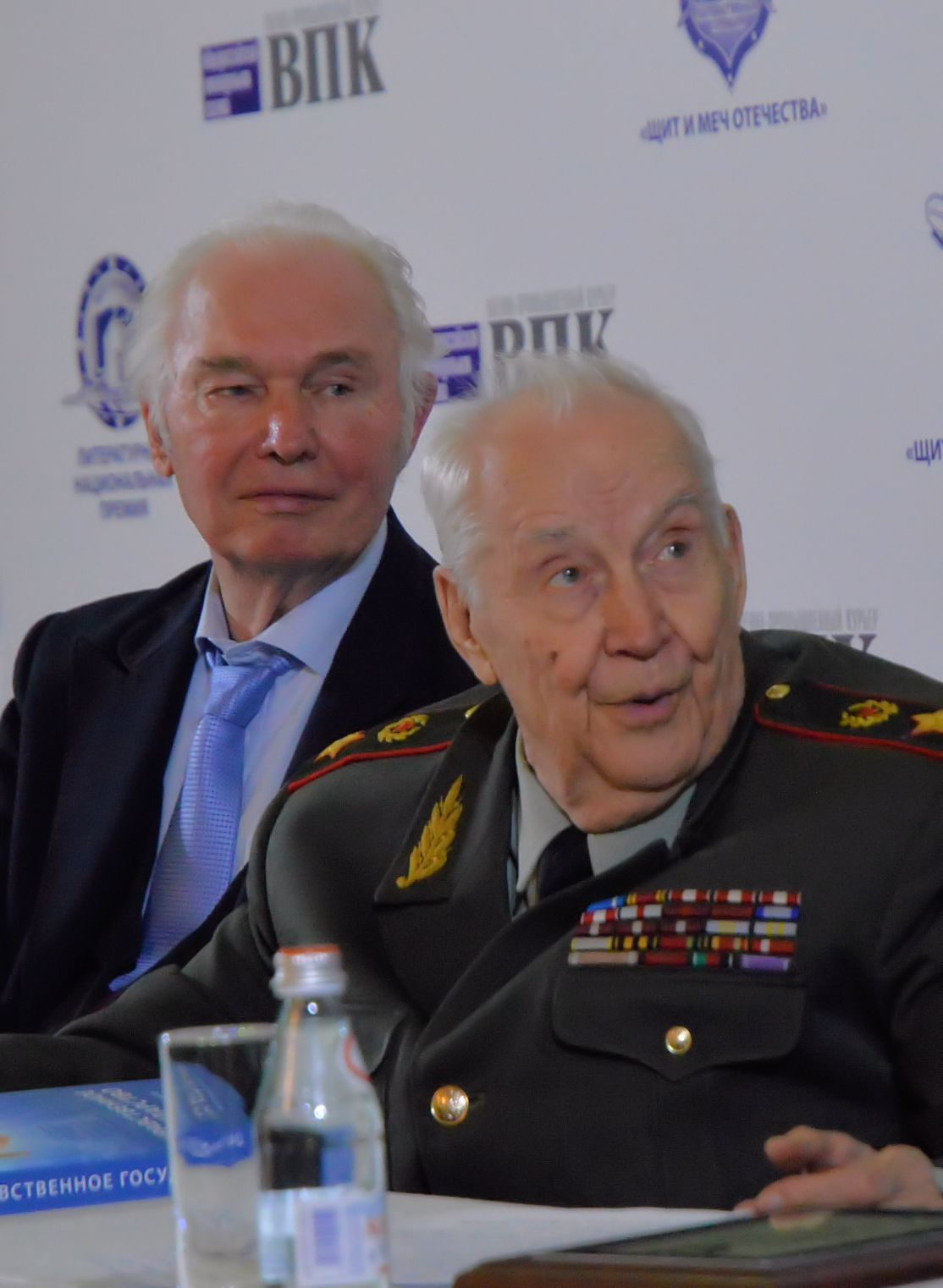 В.Н.Ганичев и генерал армии М.А.Гареев радуются успехам победителей конкурса Национальной литературной премии Щит и меч Отечества