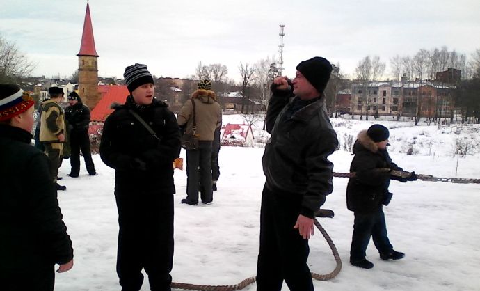 Какой же русский пройдет спокойно мимо гири!
