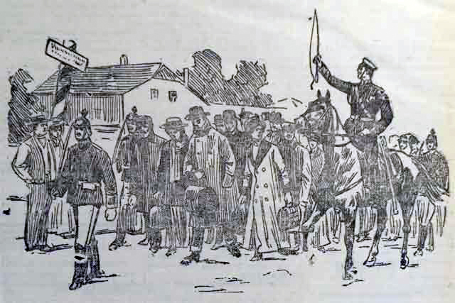 Немецкие солдаты ведут арестованных русских туристов, 1914 год