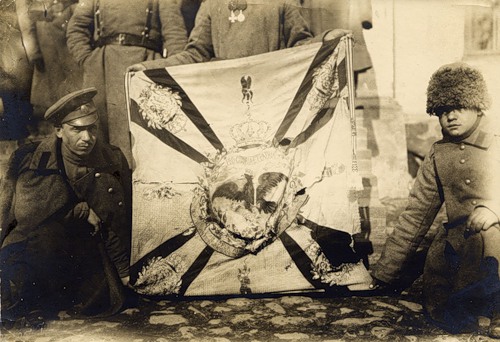 Русские солдаты с захваченным немецким знаменем пол Праснышем, 1915 год