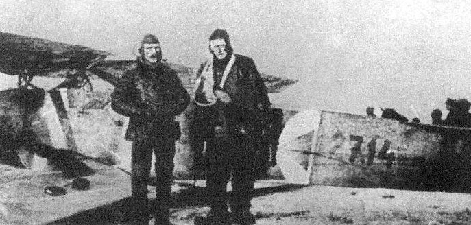 Русский ас Александр Казаков рядом с взятым им в плен австрийским летчиком, 1916 год