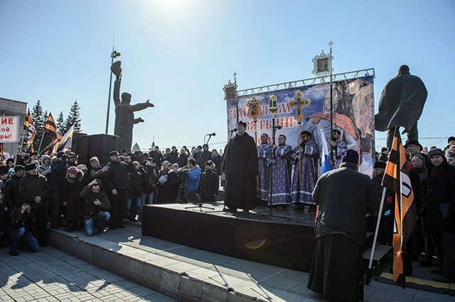 В Новосибирске прошло молитвенное стояние в защиту святынь, собравшее более 10 000 людей