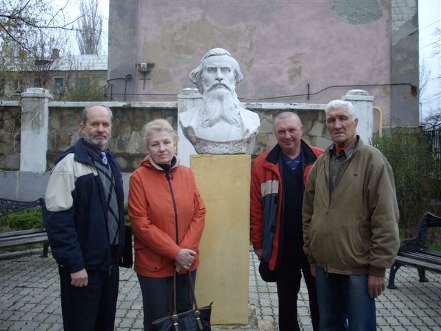 У памятника Владимиру Ивановичу Далю