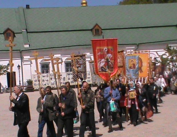 Крестный ход от Киево-Печерской лавры до памятника Неизвестному Солдату