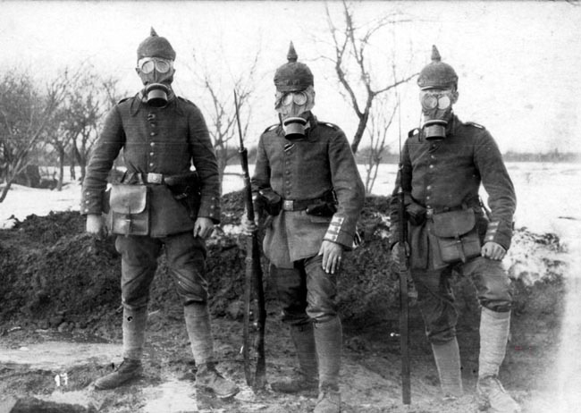 Немецкие солдаты в противогазах, Первая мировая война