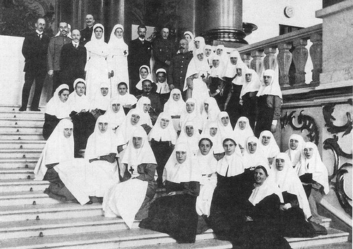 Медперсонал на Иорданской лестнице Зимнего дворца, 1915 год