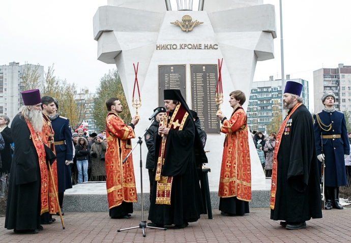 В Санкт-Петербурге открыли памятник псковским десантникам