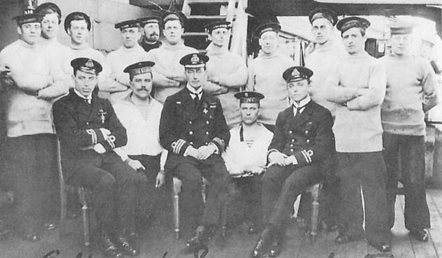 Френсис Кроми с командой на борту базы английских подводных лодок. Справа и слева от командира русские матросы-радиотелеграфисты