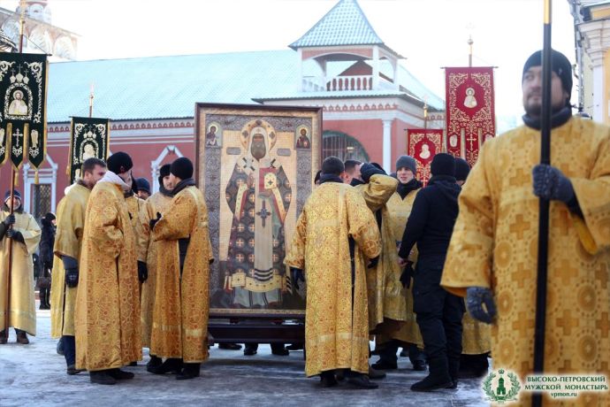 В день памяти святителя Петра в центре Москвы прошел крестный ход