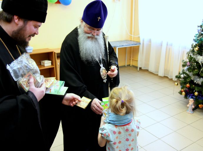 Митрополит Константин посетил Детскую больницу Петрозаводска