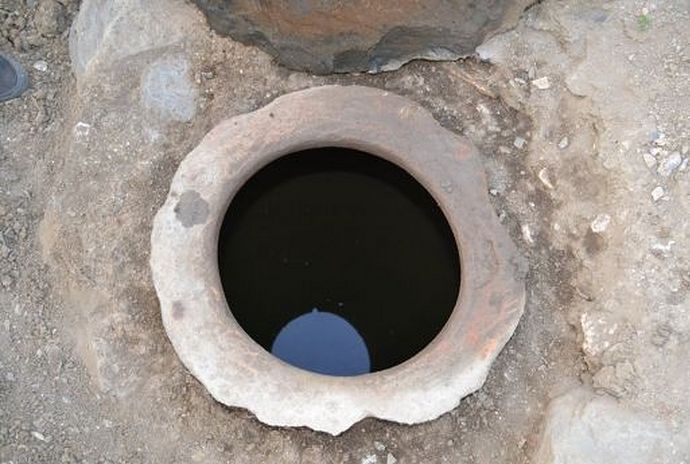 В Грузии археологи обнаружили в запечатанном на протяжении 13 веков кувшине хрустальной чистоты святую воду