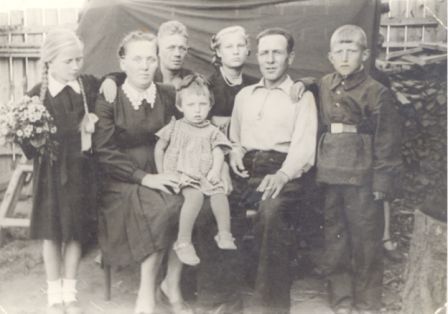 семейное фото 1955 год , дед в белой рубахе