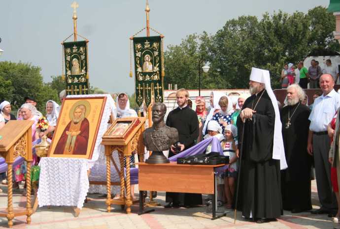В Курчатове торжественно открыли памятник святому преподобному Серафиму Саровскому