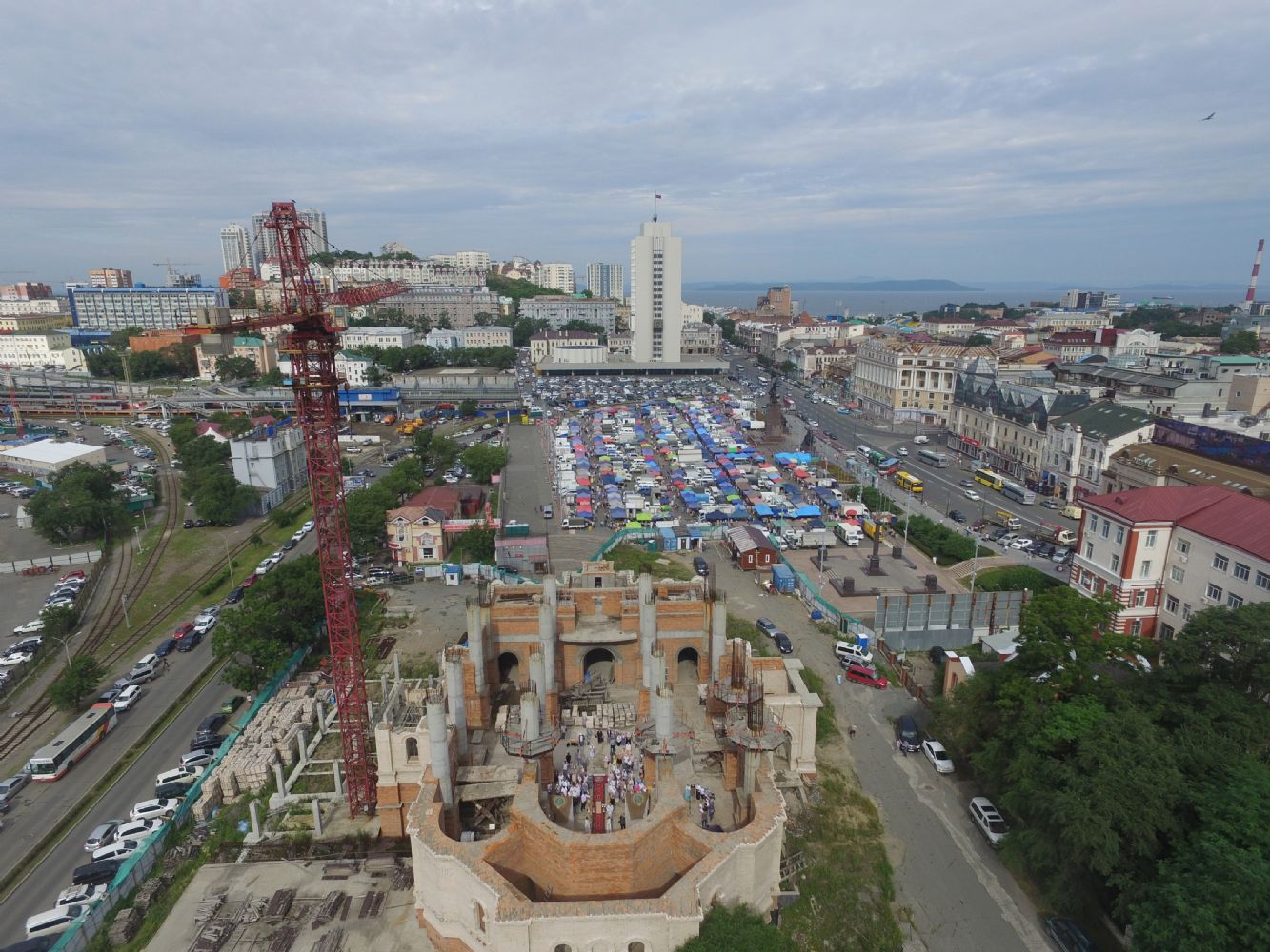 Кафедральный собор Владивостока на площади