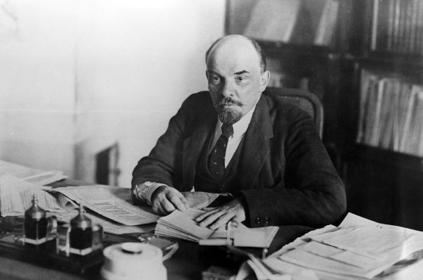 В.И.Ленин в рабочем кабинете