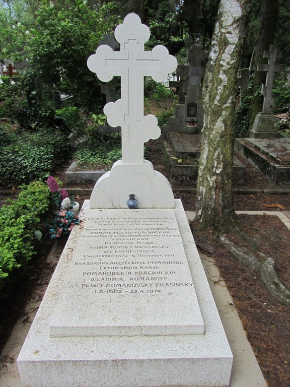 Могила Матильды Кшесинской на кладбище Сент-Женевьев де Буа