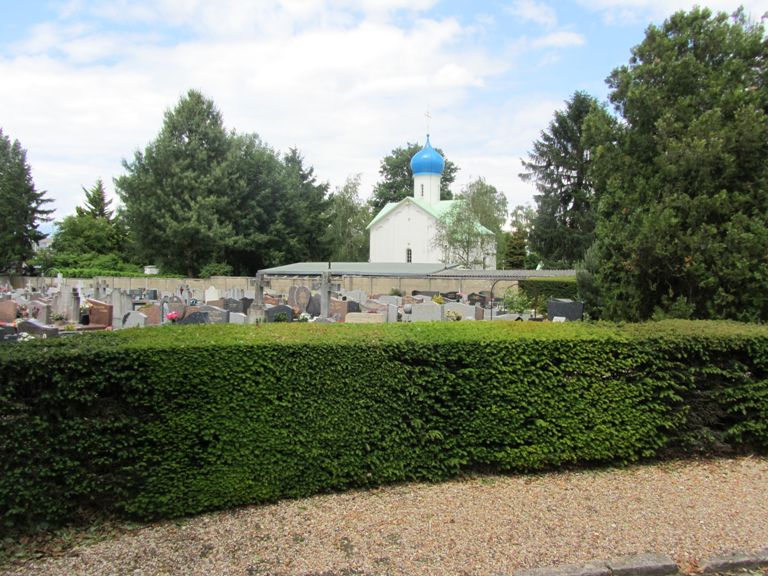 Общий вид на кладбище Сепнт-Женевьев де Буа