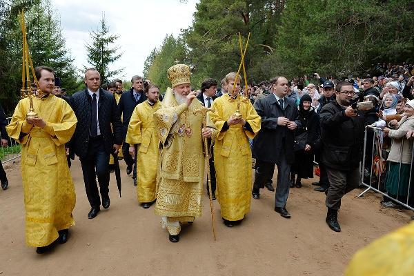 Предстоятель Русской Православной Церкви возглавил древнее молитвенное шествие на Вятской земле