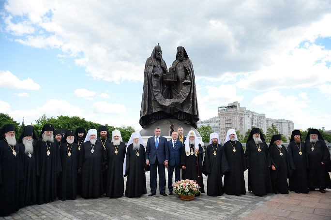 Святейший Патриарх Кирилл освятил у Храма Христа Спасителя монумент, посвященный 10-летию восстановления единства Русской Православной Церкви
