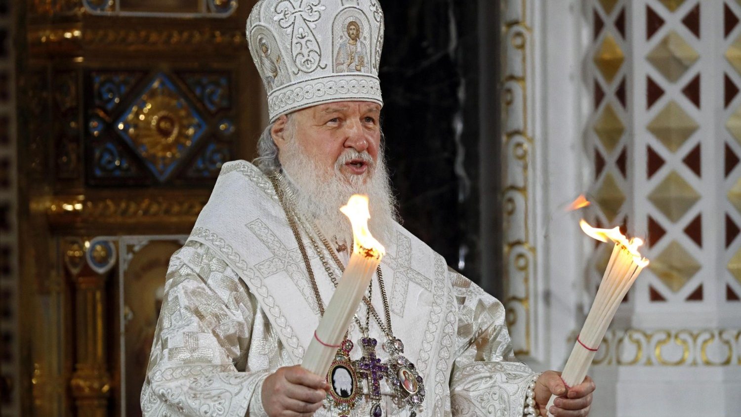 Патриарх Кирилл в белом облачение